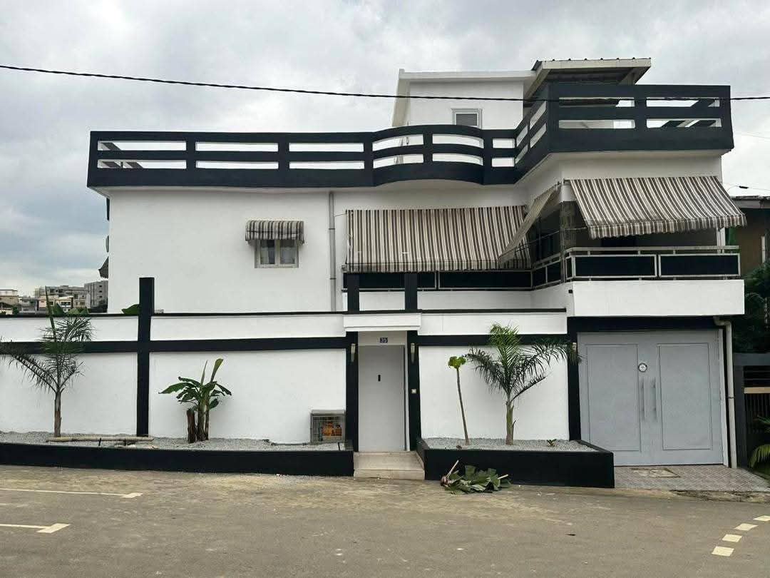 VILLA TRIPLEX 12 PIÈCES EN LOCATION