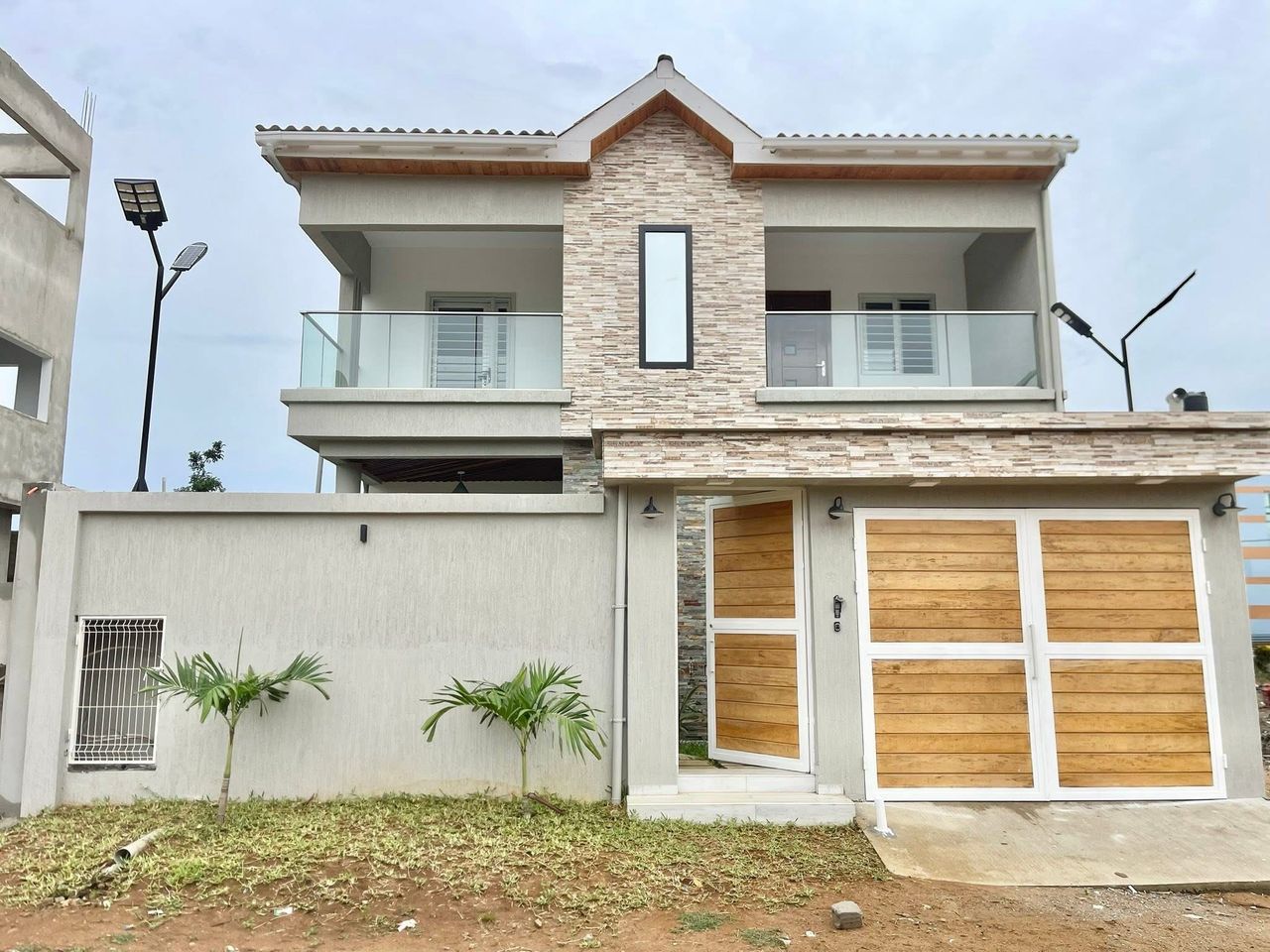 MAGNIFIQUE VILLA DUPLEX MONDOUKOU / PROCHE  PLAGE