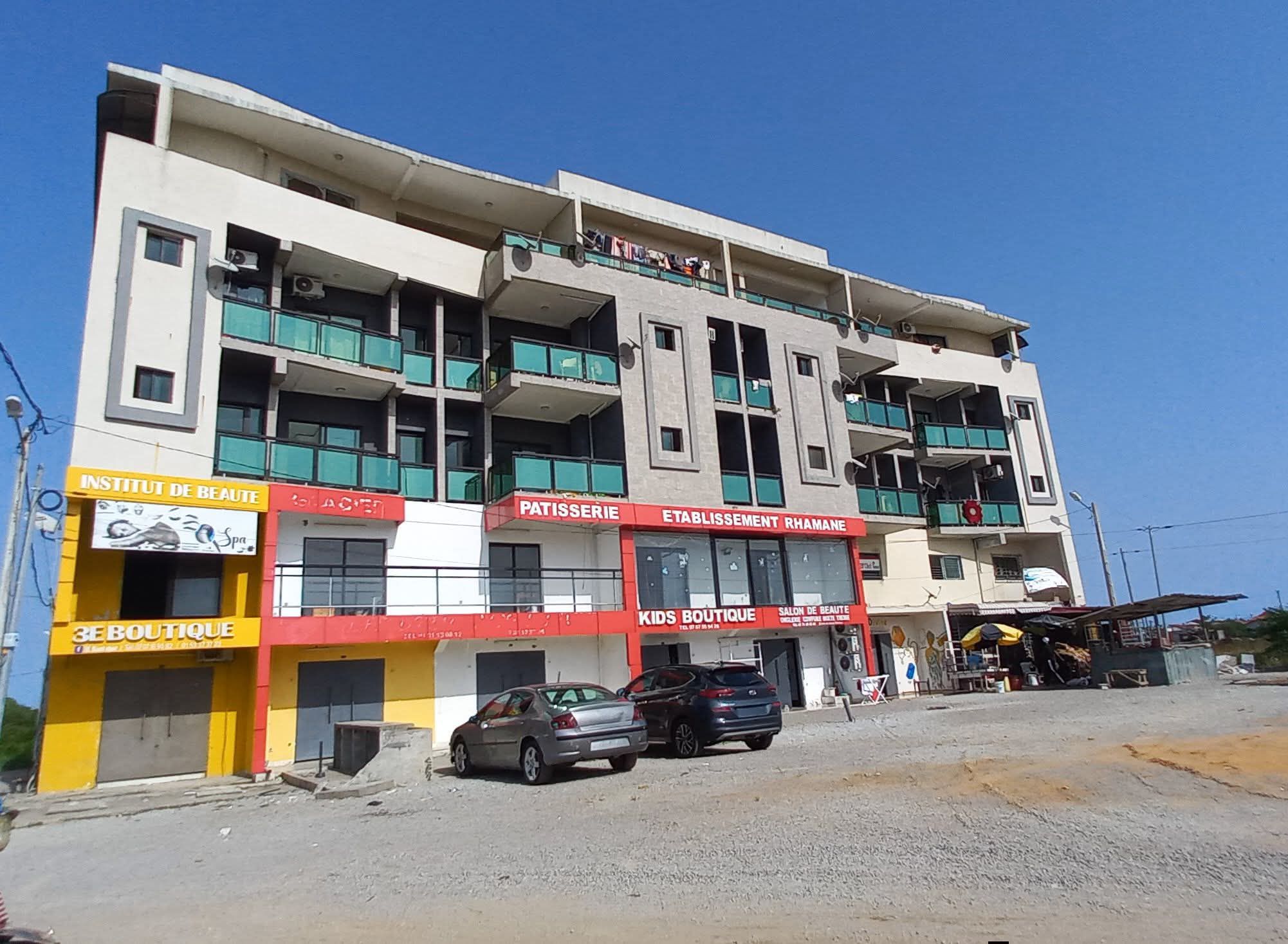 APPARTEMENT 3 PIÈCES AVEC PISCINE — BASSAM MODESTE