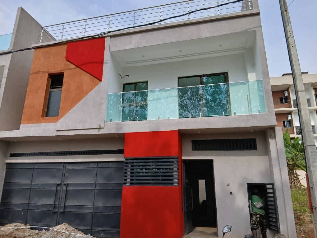VILLA TRIPLEX DE PIÈCES EN VENTE