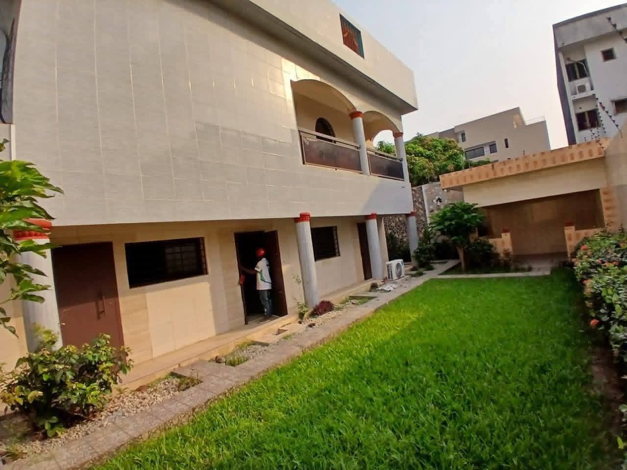 VILLA 12 PIÈCES À LOUER