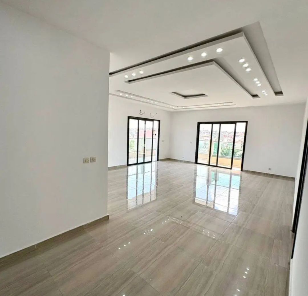 BEL APPARTEMENT 4 PIÈCES À LOUER