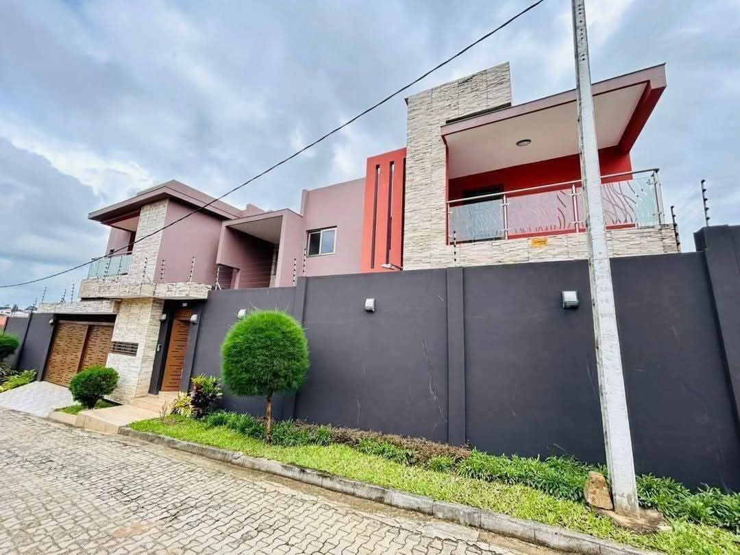 À VENDRE MAGNIFIQUE DUPLEX 9 PIÈCES