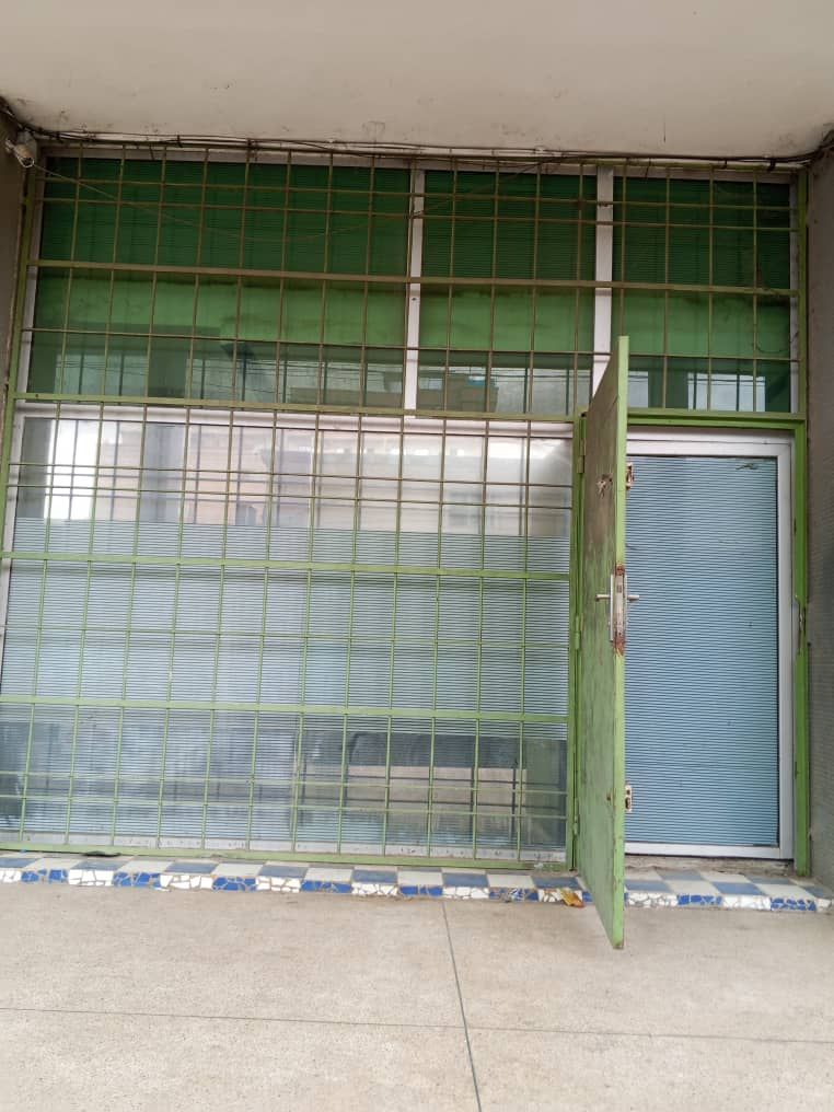 GRAND MAGASIN À LOUER AUX DEUX PLATEAUX