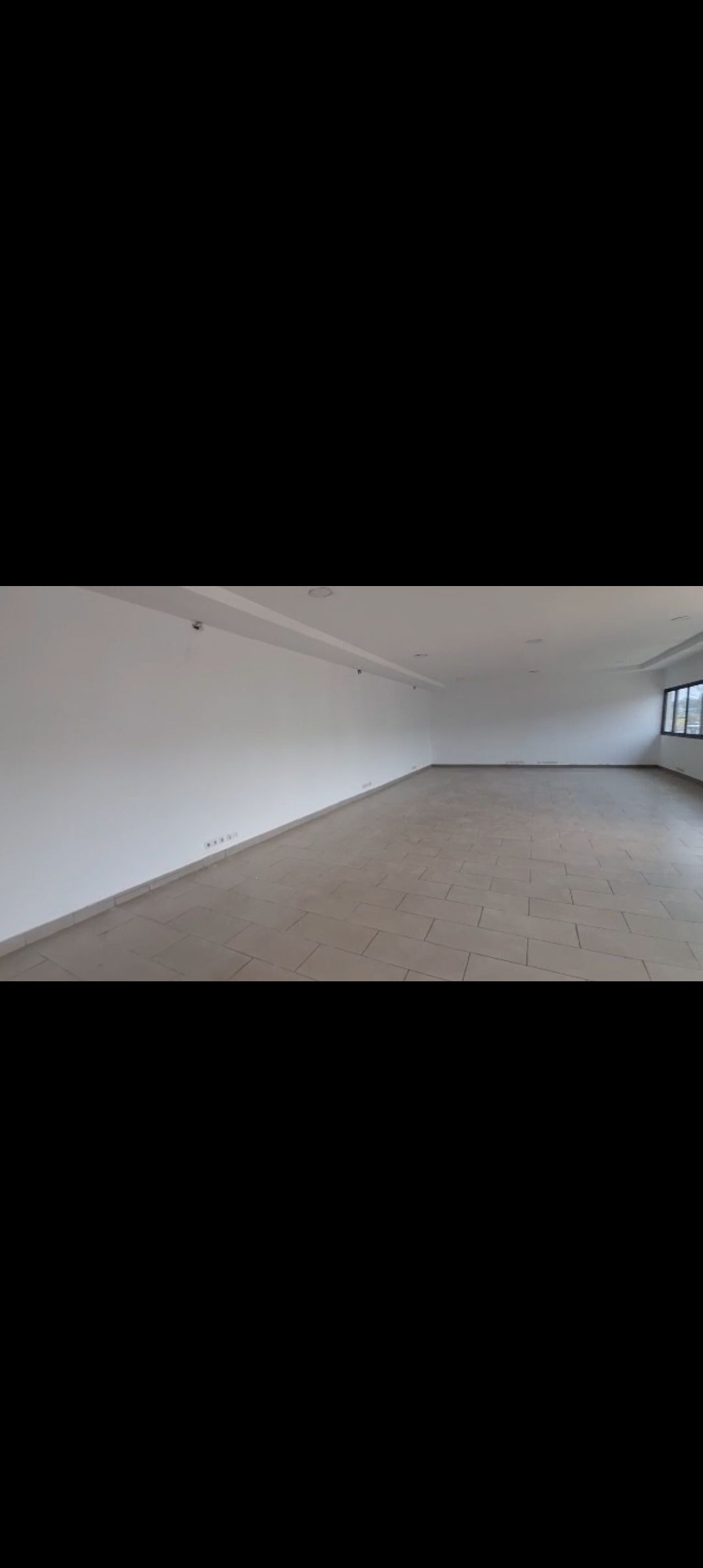 GRAND MAGASIN EN LOCATION