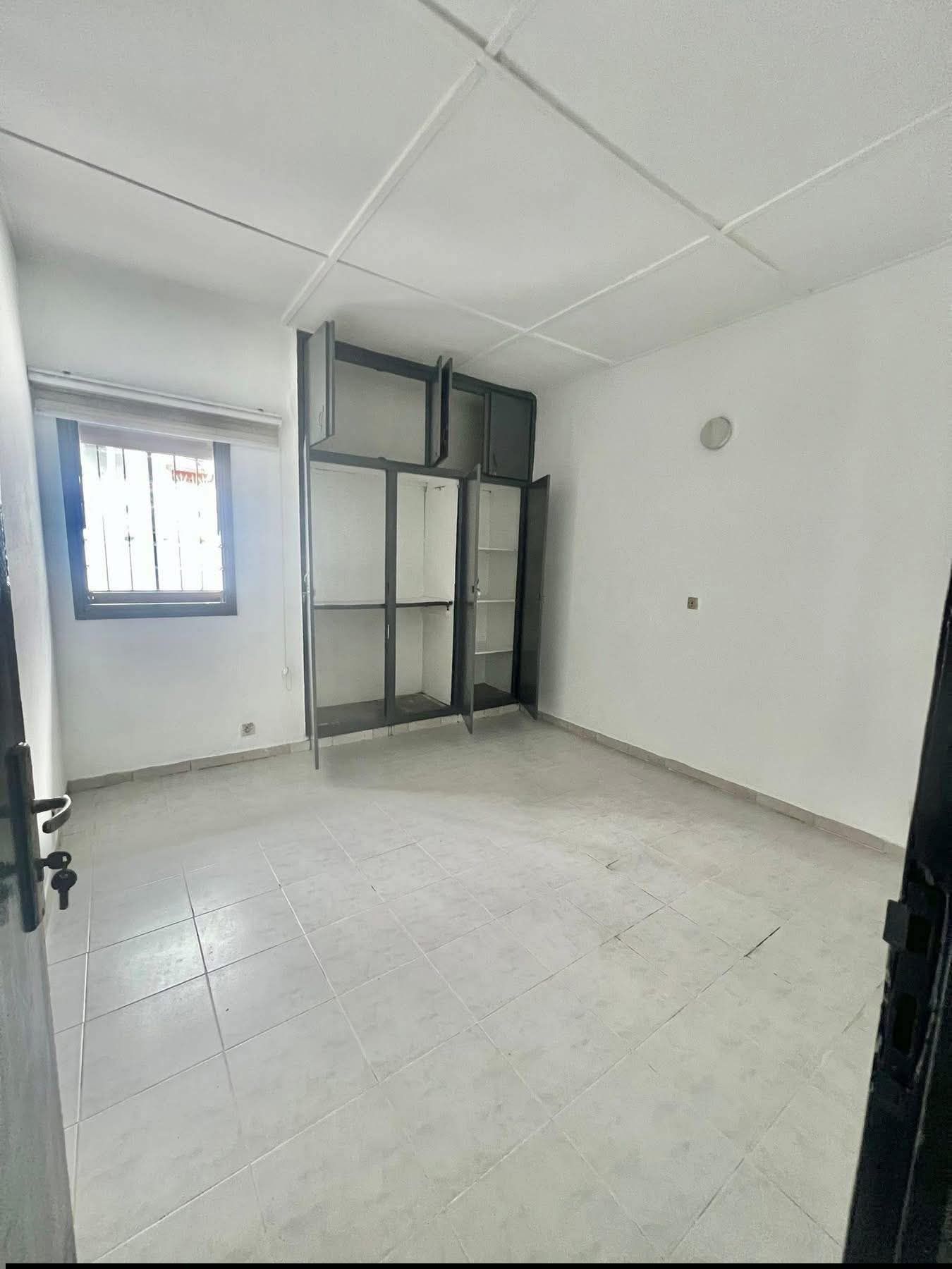 Grand studio disponible au 1er étage