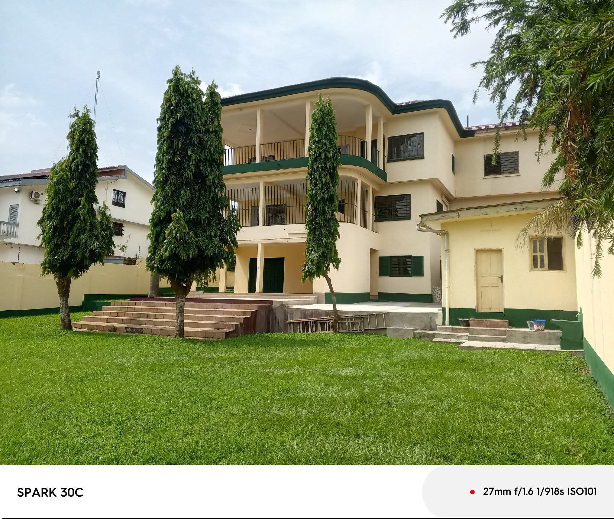 VILLA TRIPLEX 15 PIÈCES À LOUER