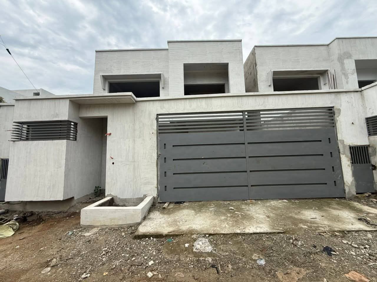 VILLA DUPLEX INACHEVÉE EN VENTE
