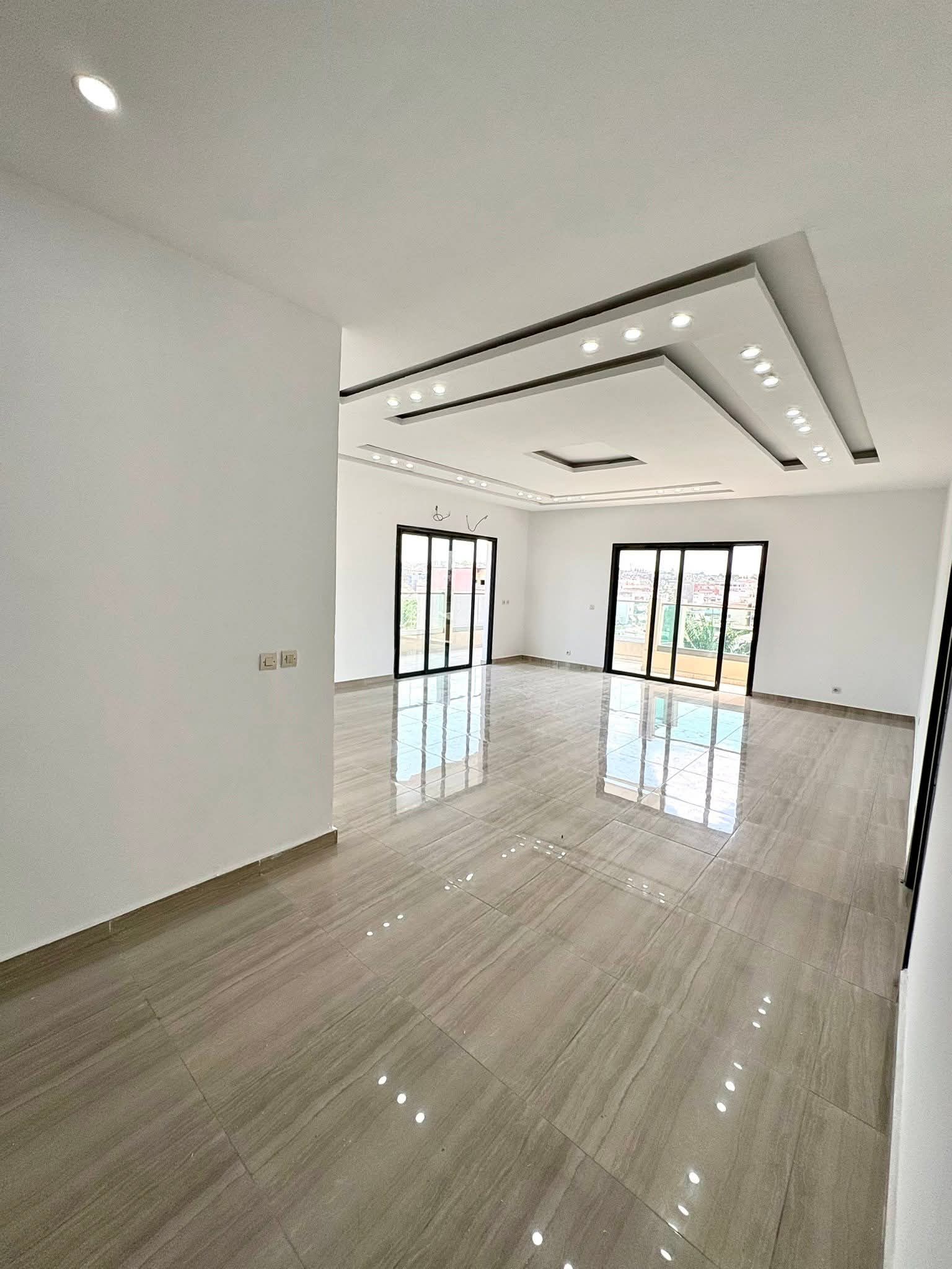 BEL APPARTEMENT 4 PIÈCES EN LOCATION