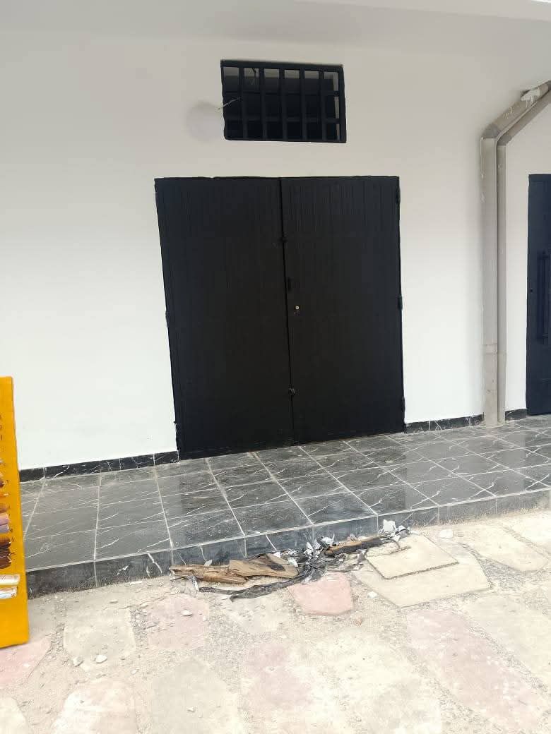 Grand magasin à louer en bordure de route