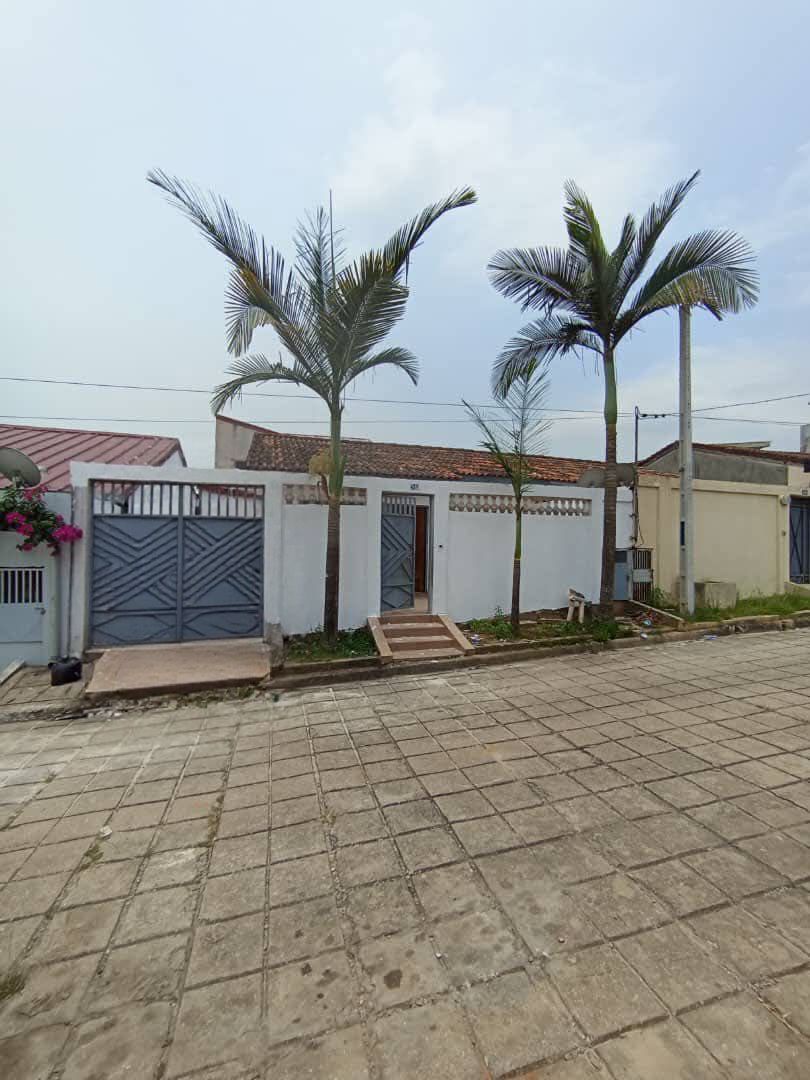 A VENDRE VILLA BASSE 4 PIÈCES DE 200 m²