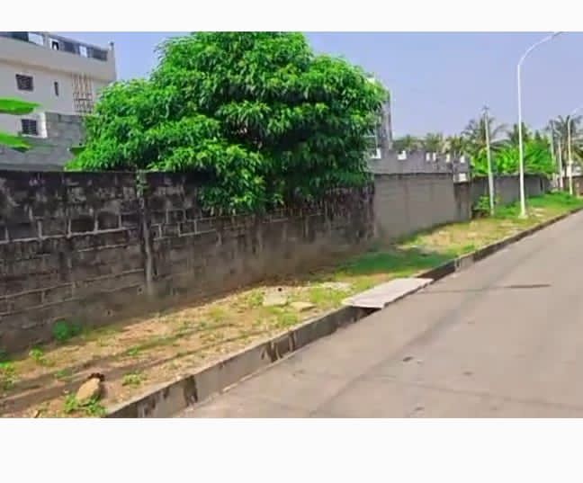 EN VENTE UN TERRAIN DE 1666m²