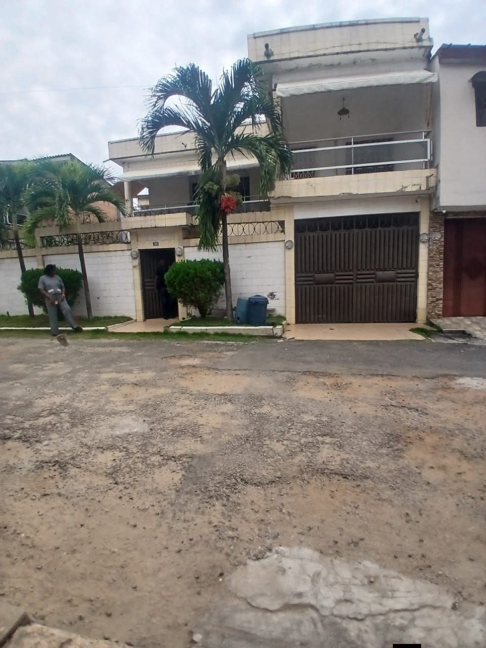 Belle opportunité, vente de villa 7 pièces avec 2 dépendances et ACD
