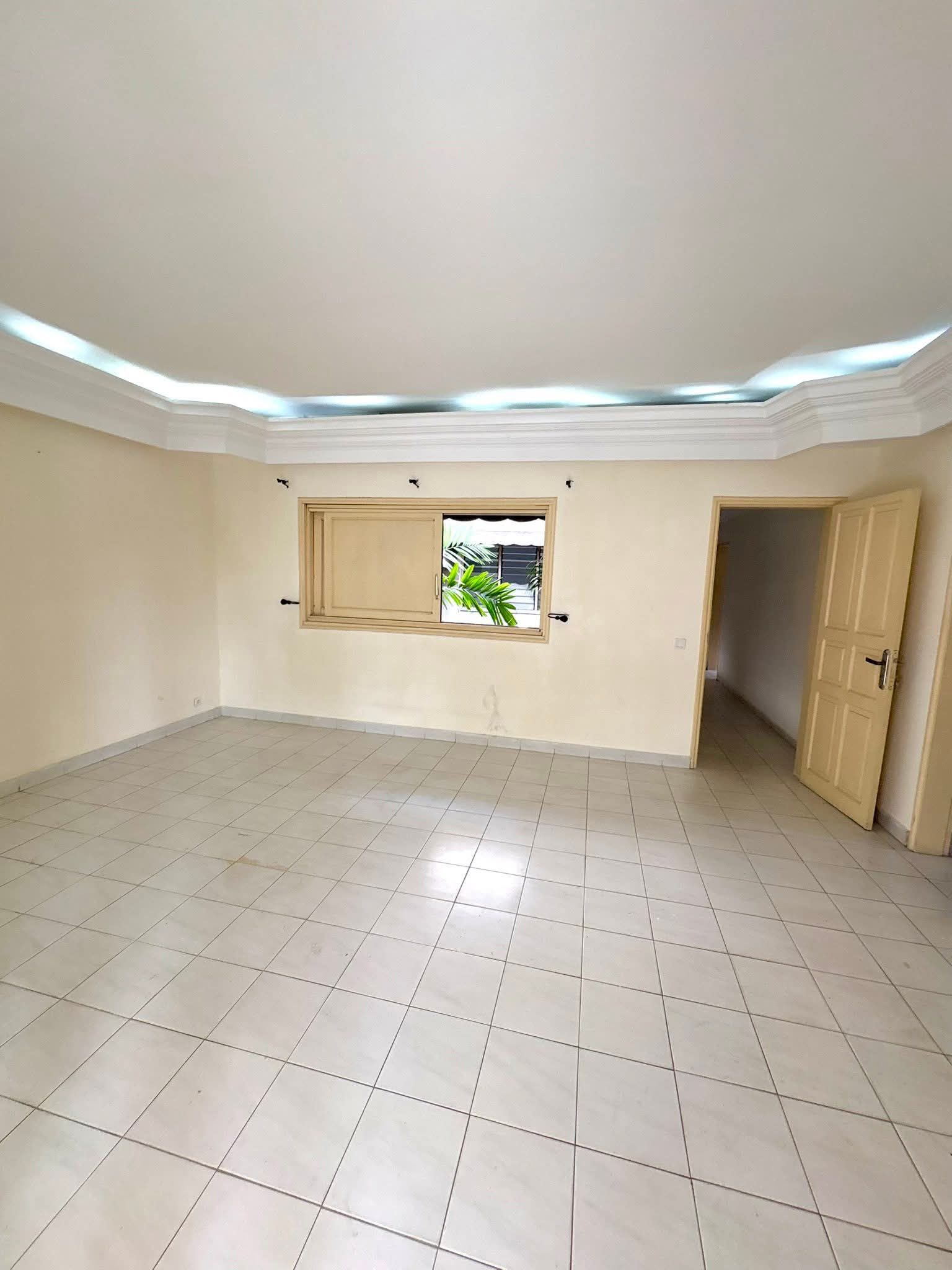 BUREAU- GRAND STUDIO EN LOCATION