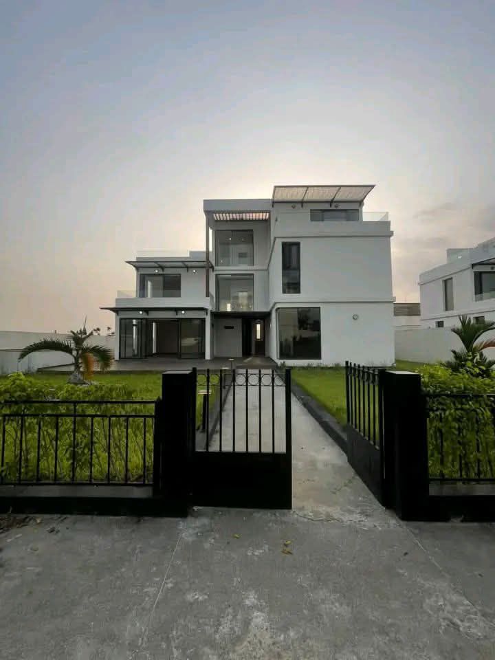 VILLA TRIPLEX 8 PIÈCES EN LOCATION