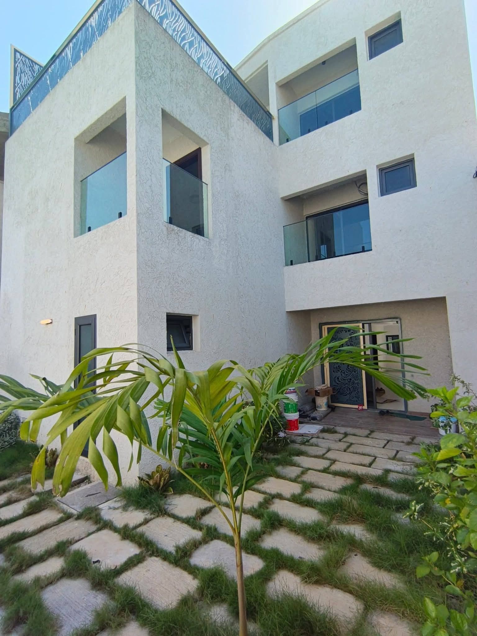 Belle villa triplex en vente