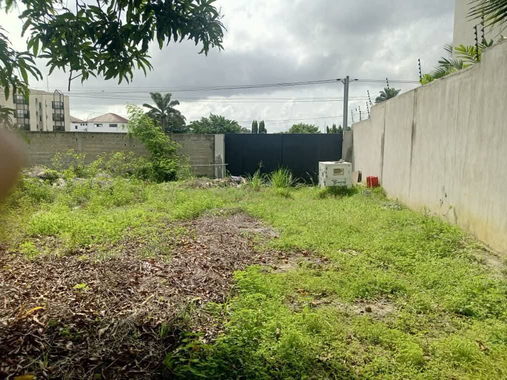 VENTE D'UN TERRAIN DE 1300m²