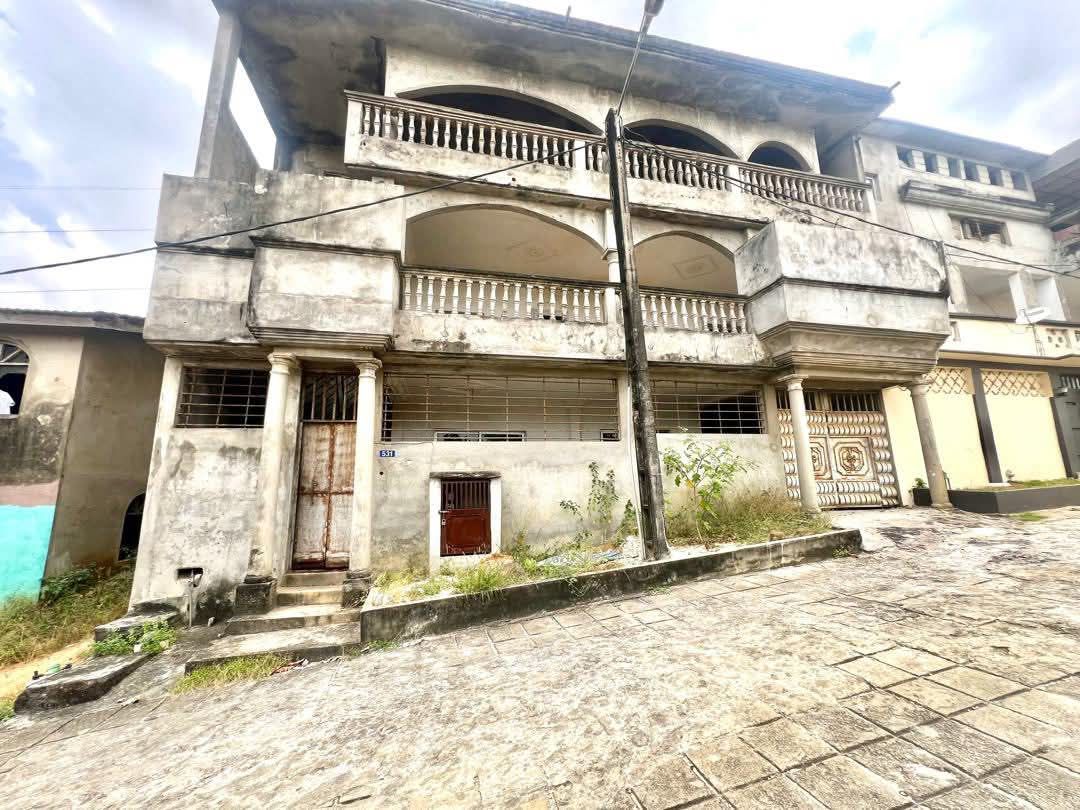 VILLA TRIPLEX 12 PIÈCES EN VENTE