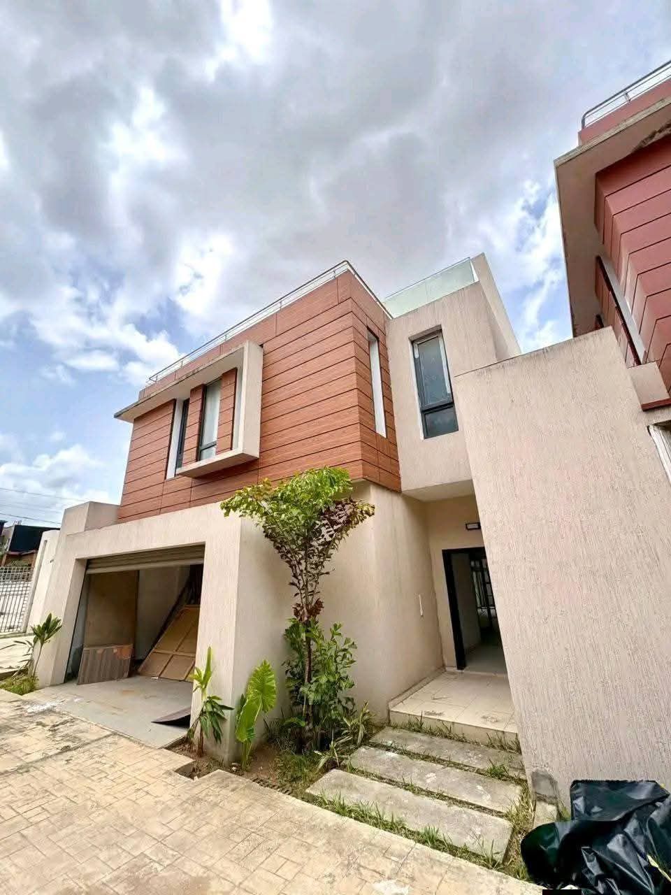 VILLA TRIPLEX 6 PIÈCES À LOUER