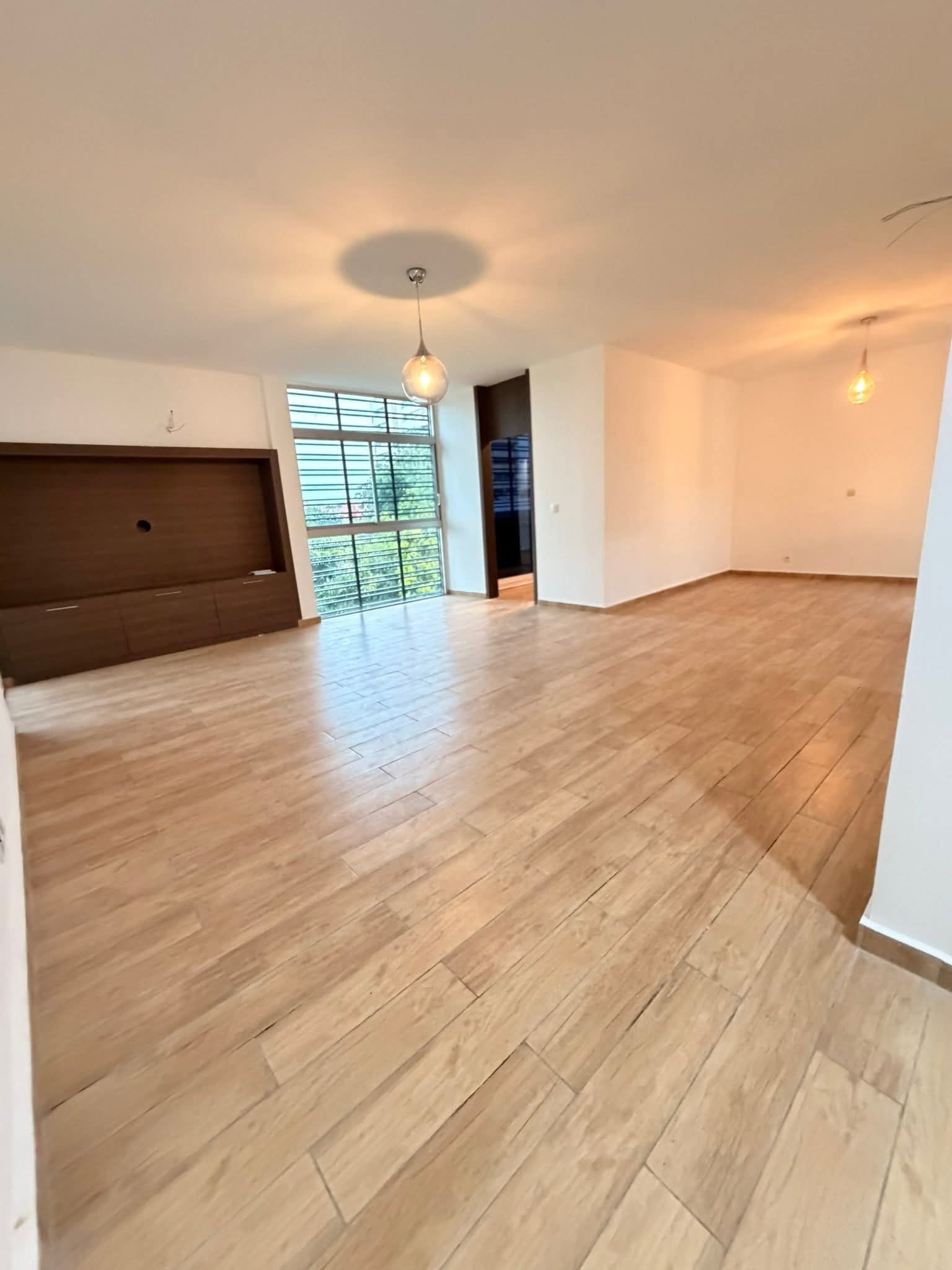 APPARTEMENT 4 PIÈCES EN LOCATION