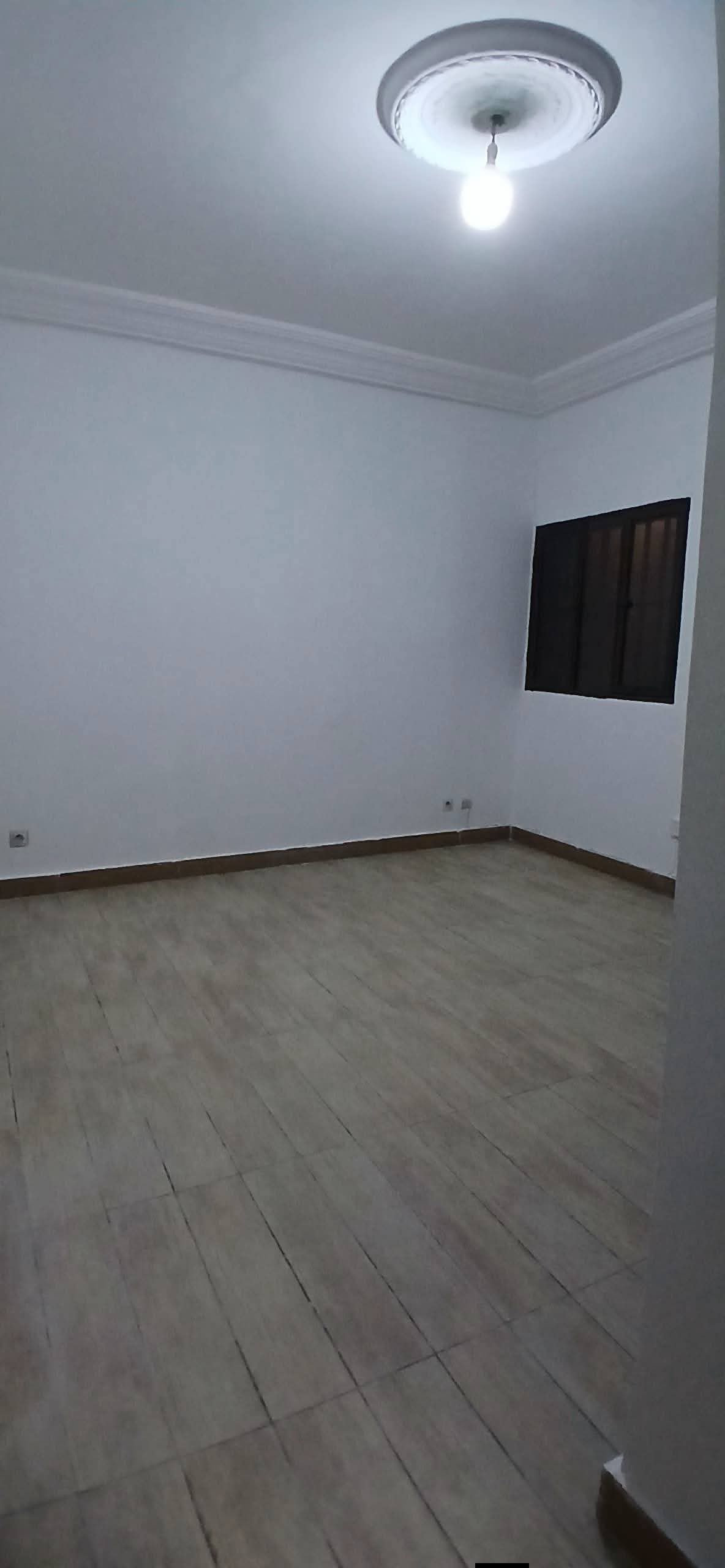 Studio au 2e étage