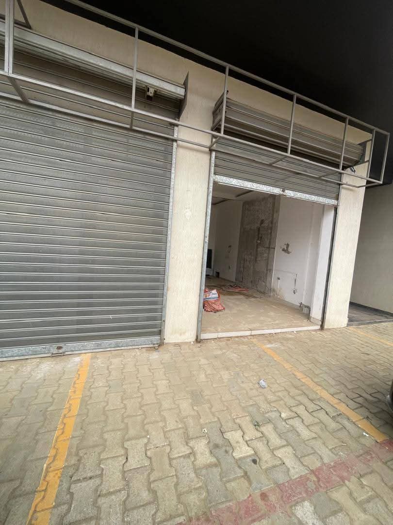 Spacieux magasin