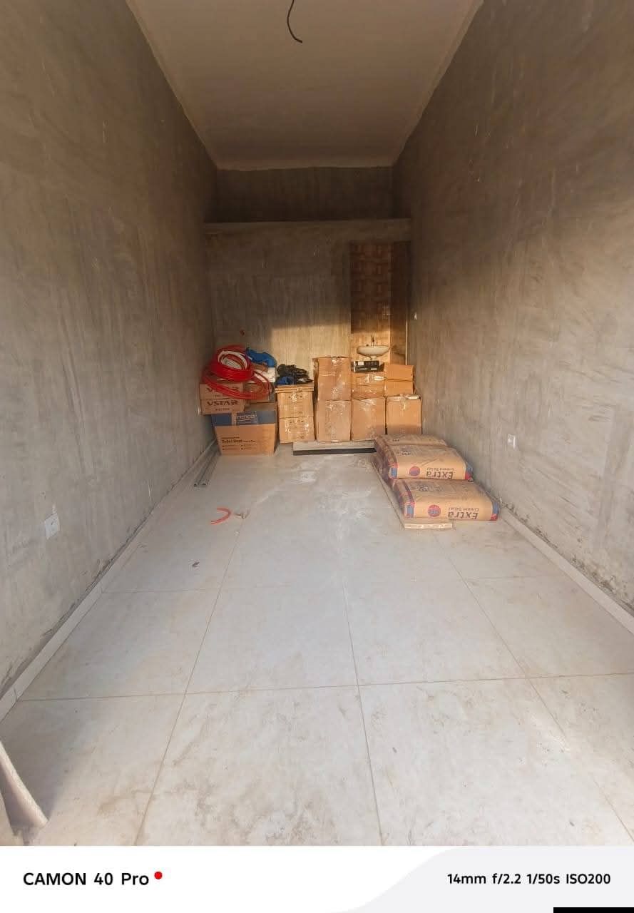 Petit et chic magasin nouvelle construction
