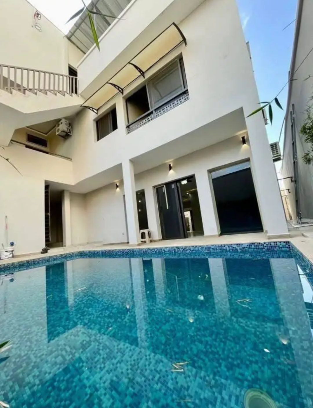 VILLA TRIPLEX 8 PIÈCES EN LOCATION
