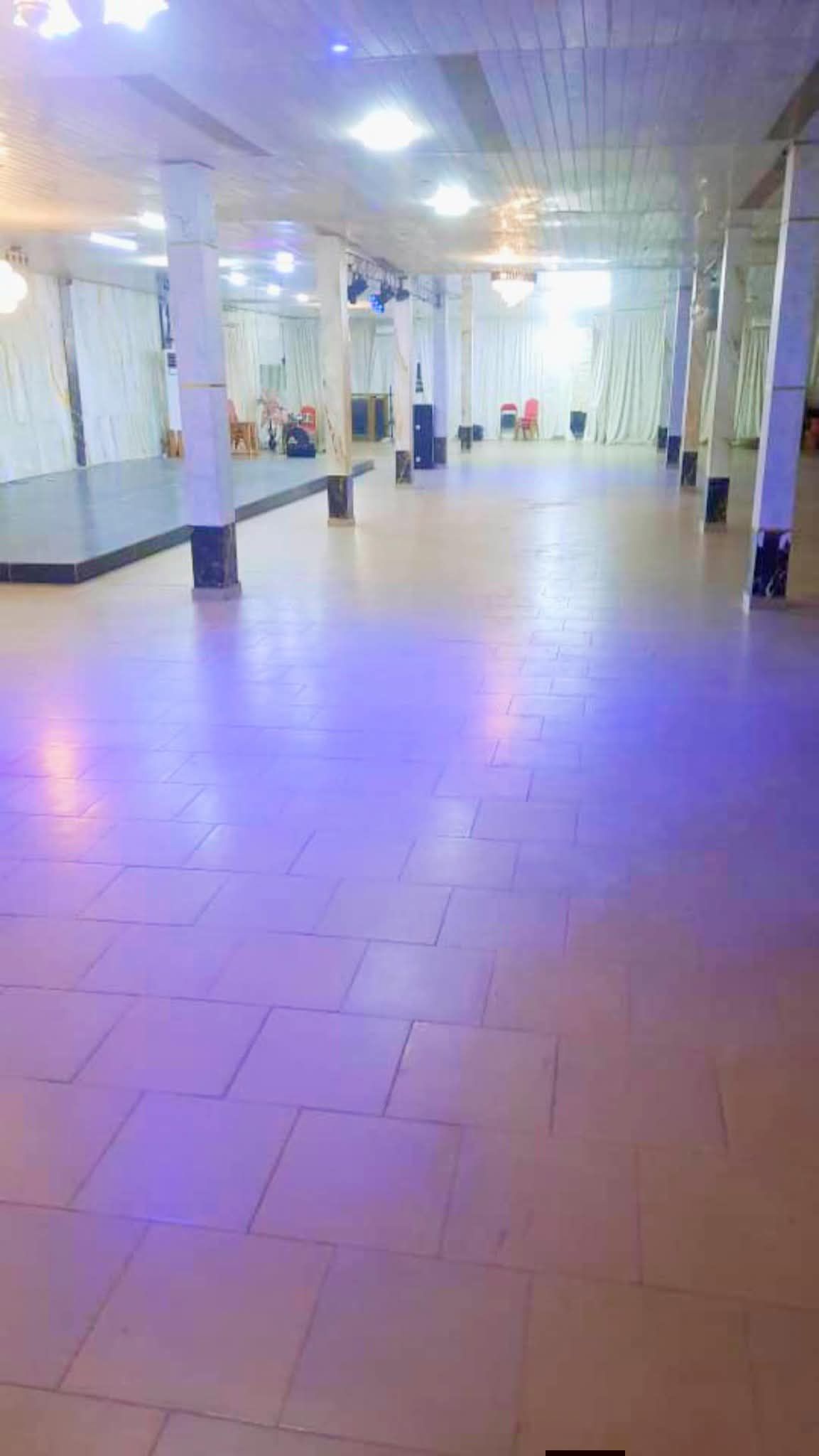 MAGASINS-BUREAUX EN LOCATION