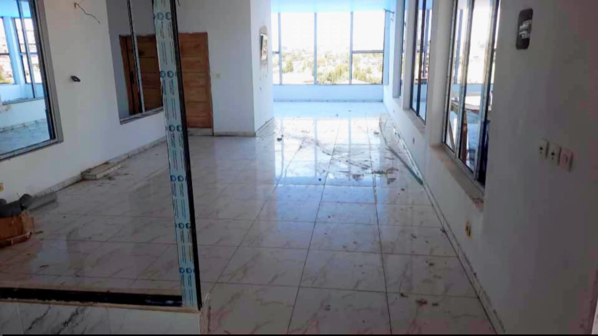 MAGASINS-BUREAUX EN LOCATION