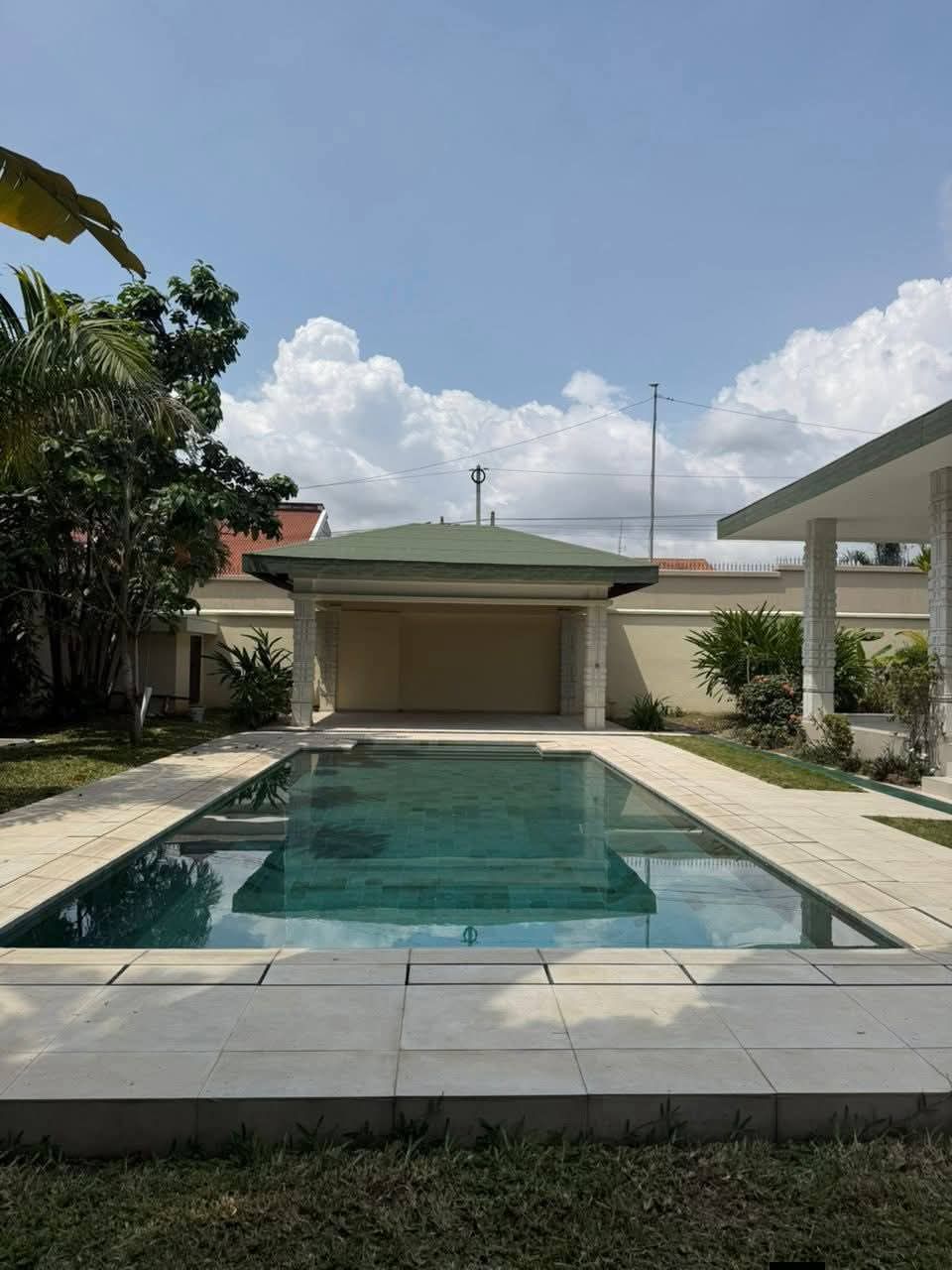 VILLA BASSE 8 PIÈCES EN LOCATION