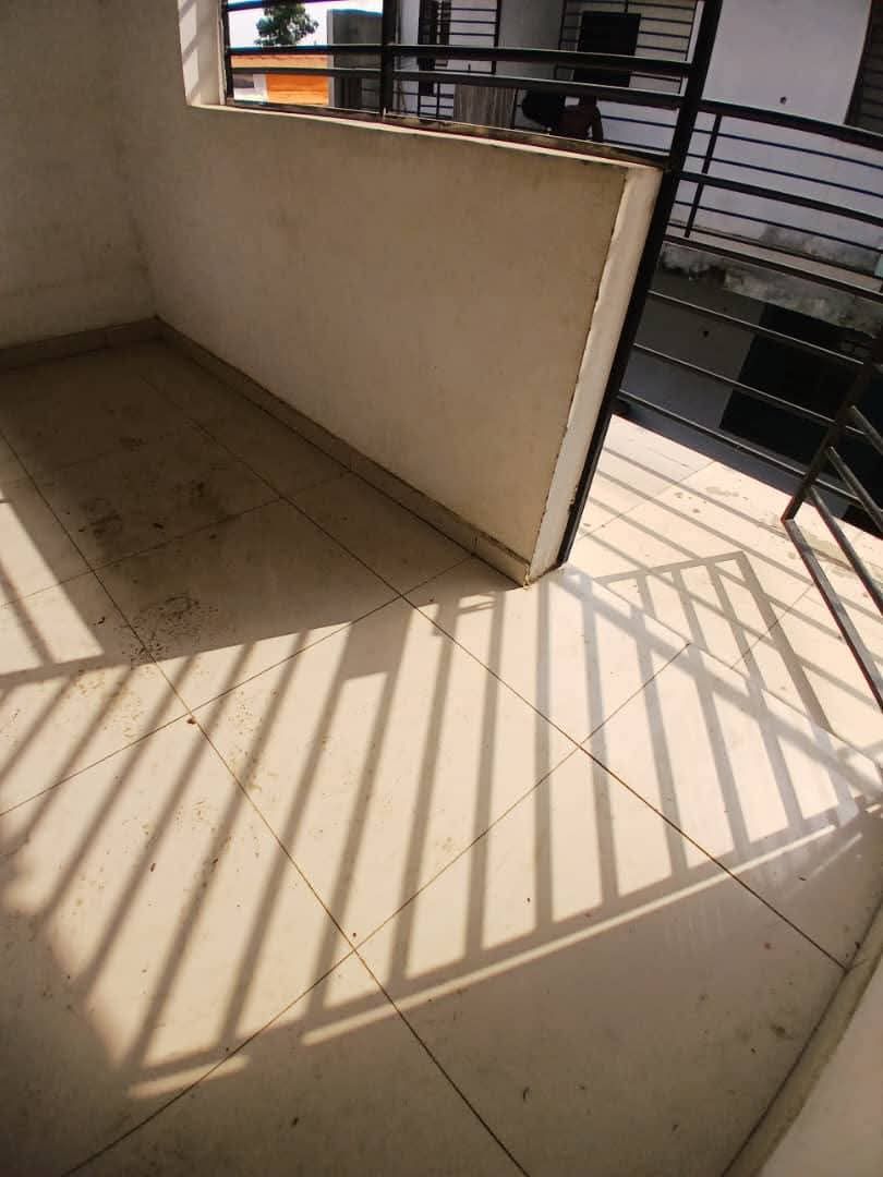 Spacieux studio au 2e étage