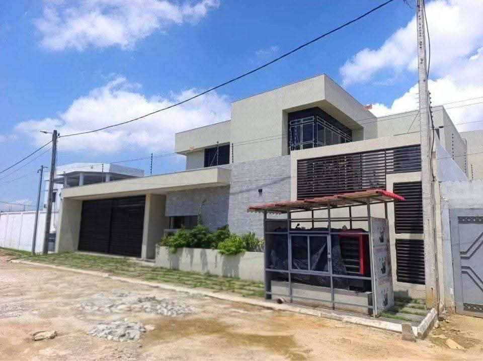 Villa duplex 9 pièces avec piscine et ACD
