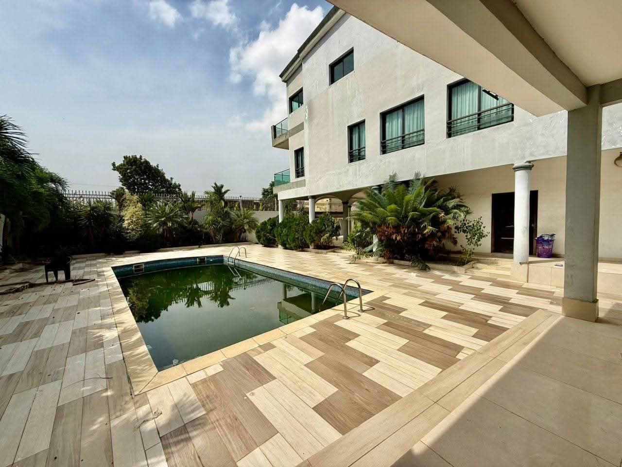Somptueuse villa triplex de 18 pièces