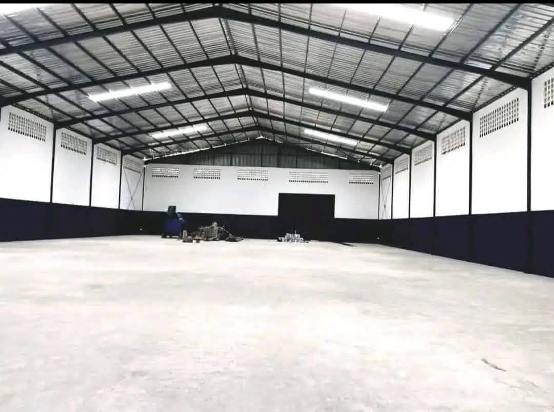 Très grand entrepôt de 900m2