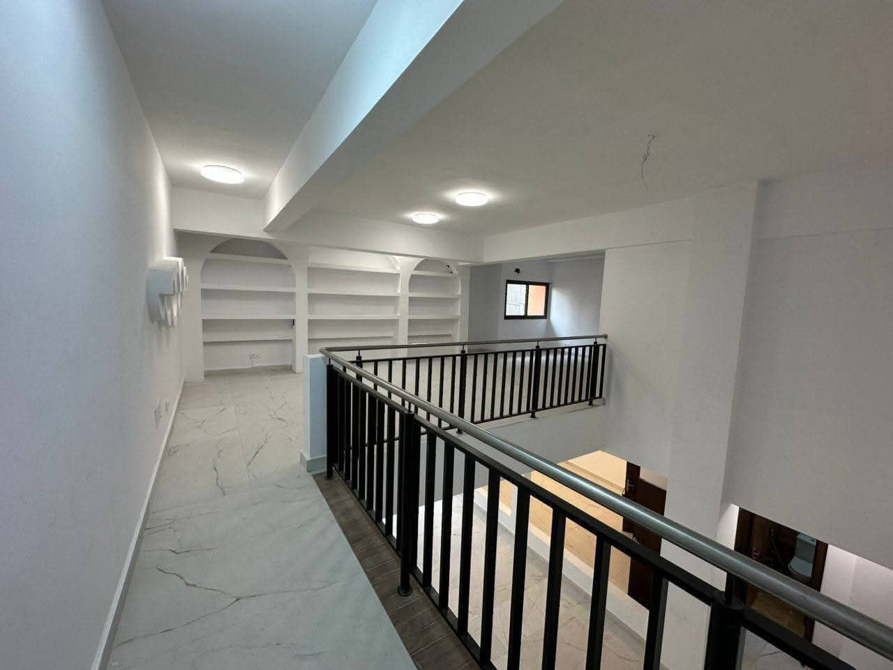 Grand magasin en mezzanine