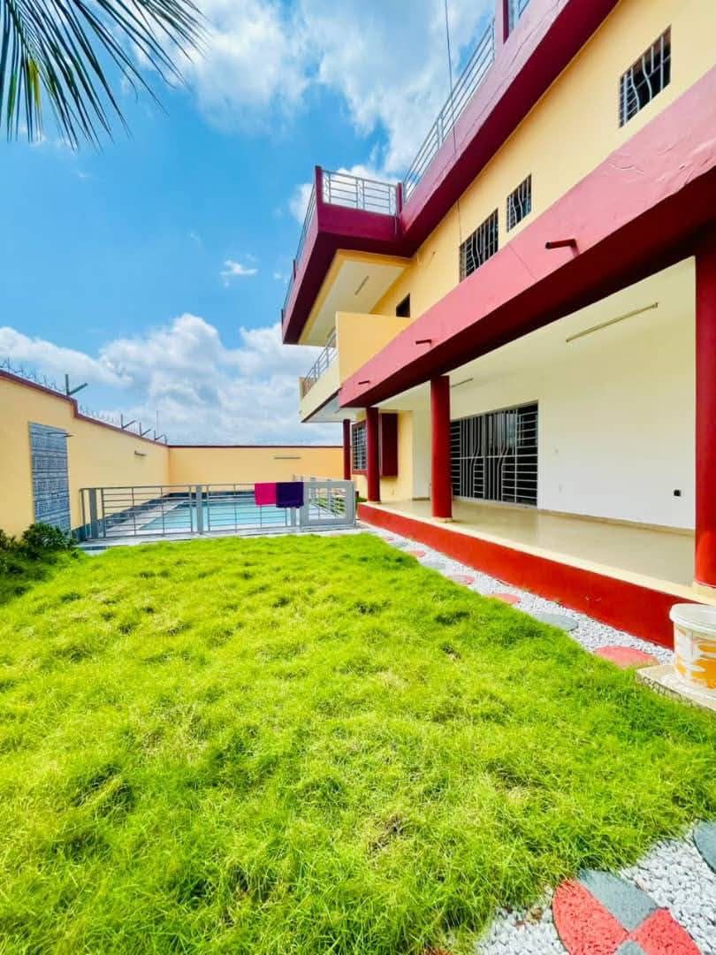 Splendide domaine 12 pièces dans une cité paisible