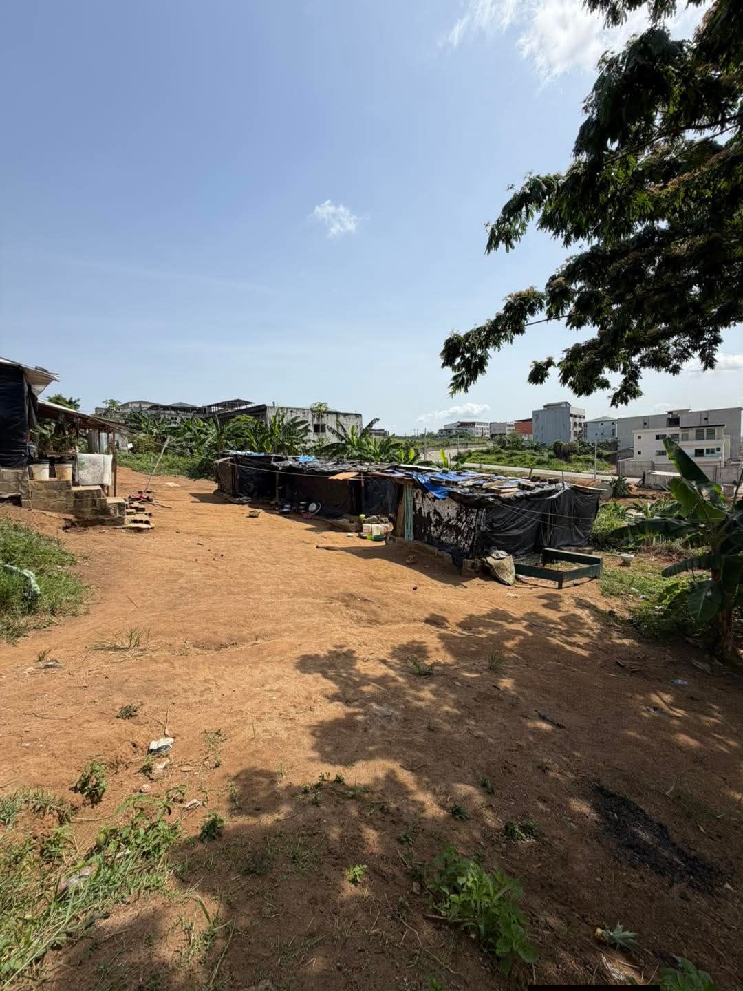 Magnifique terrain de 600m2 avec attestation villageoise et ACD en cours