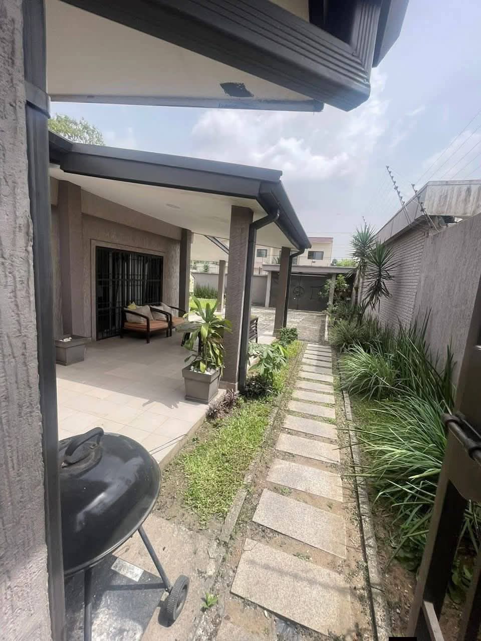 Villa basse moderne 4 pièces avec une dépendance