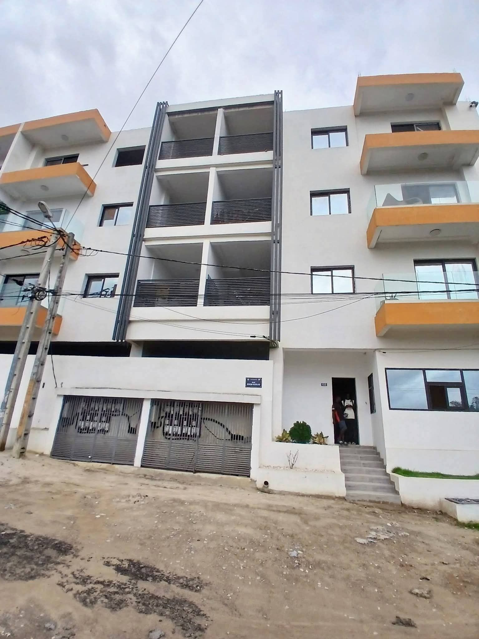 Grand studio avec 2 salles d'eau au 2e étage
