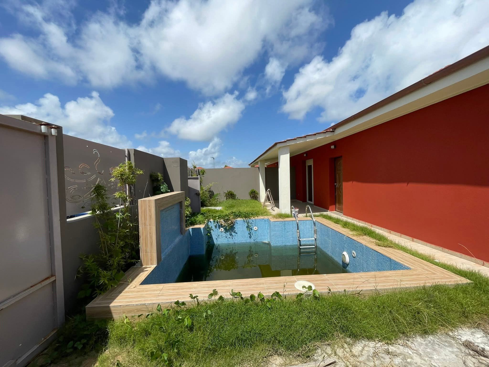 Chic villa basse 4 pièces avec une dépendance