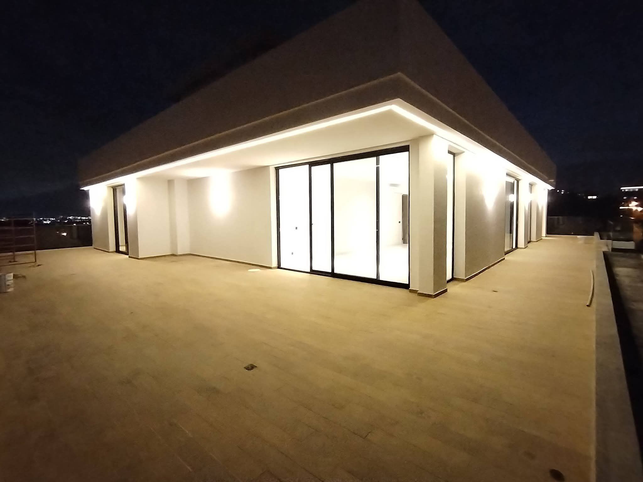 Penthouse moderne 5 pièces avec une dépendance