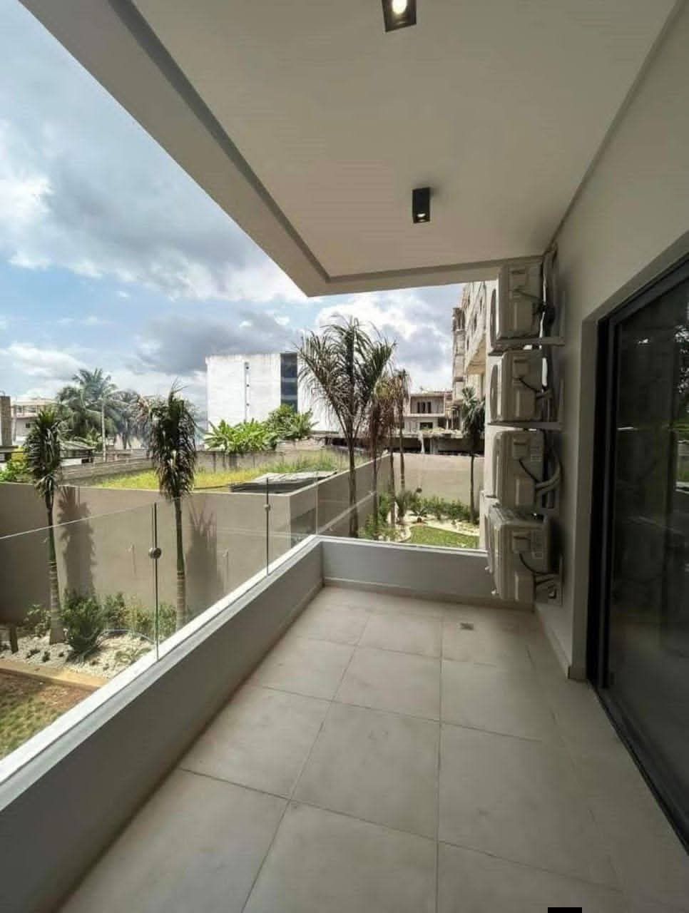 Spacieux logement 5 pièces avec piscine commune