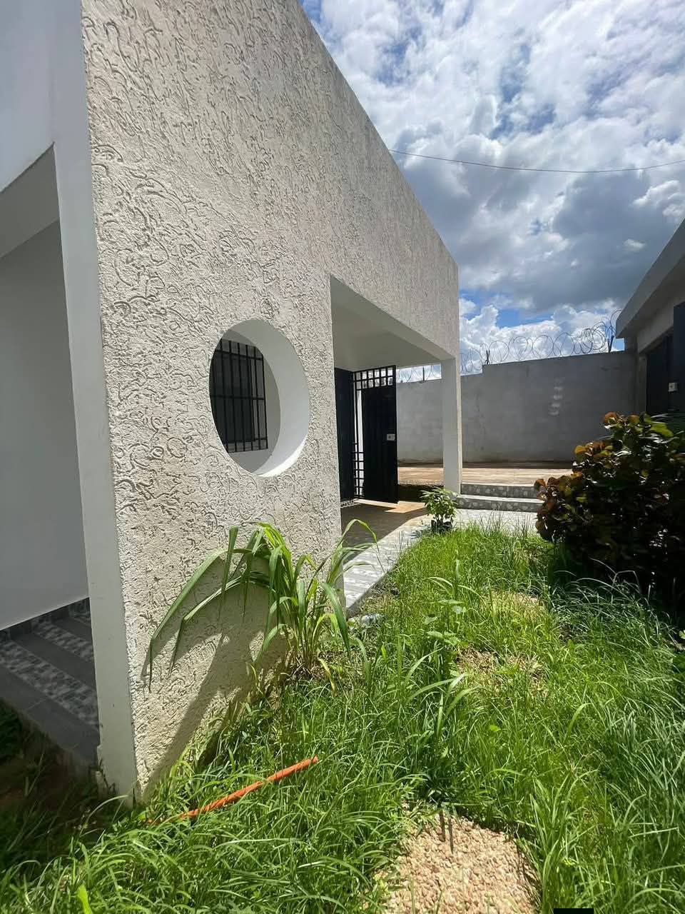 Grande villa basse neuve de 4 pièces avec ACD