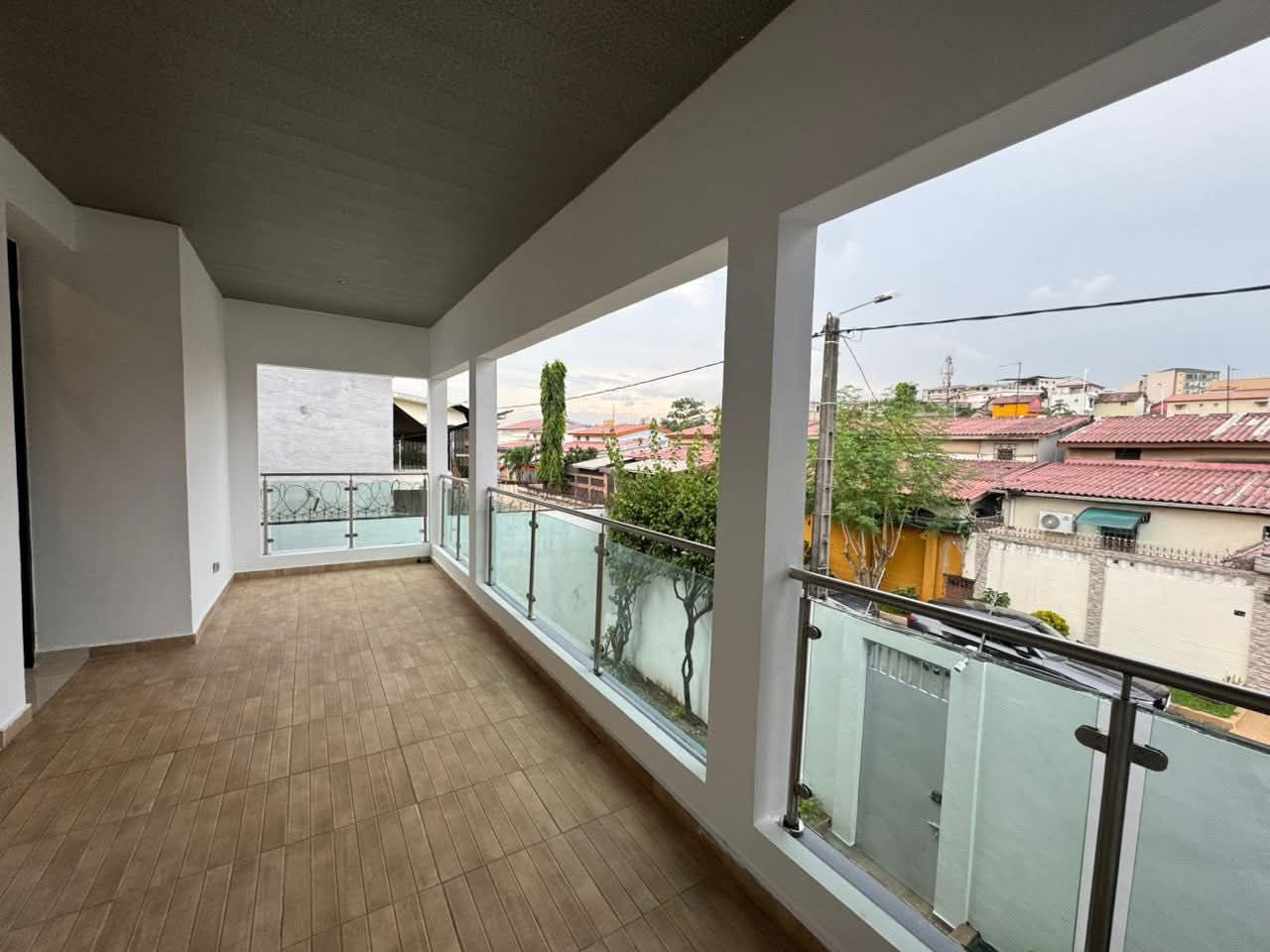 Villa duplex 6 pièces au sein d'une cité sécurisée