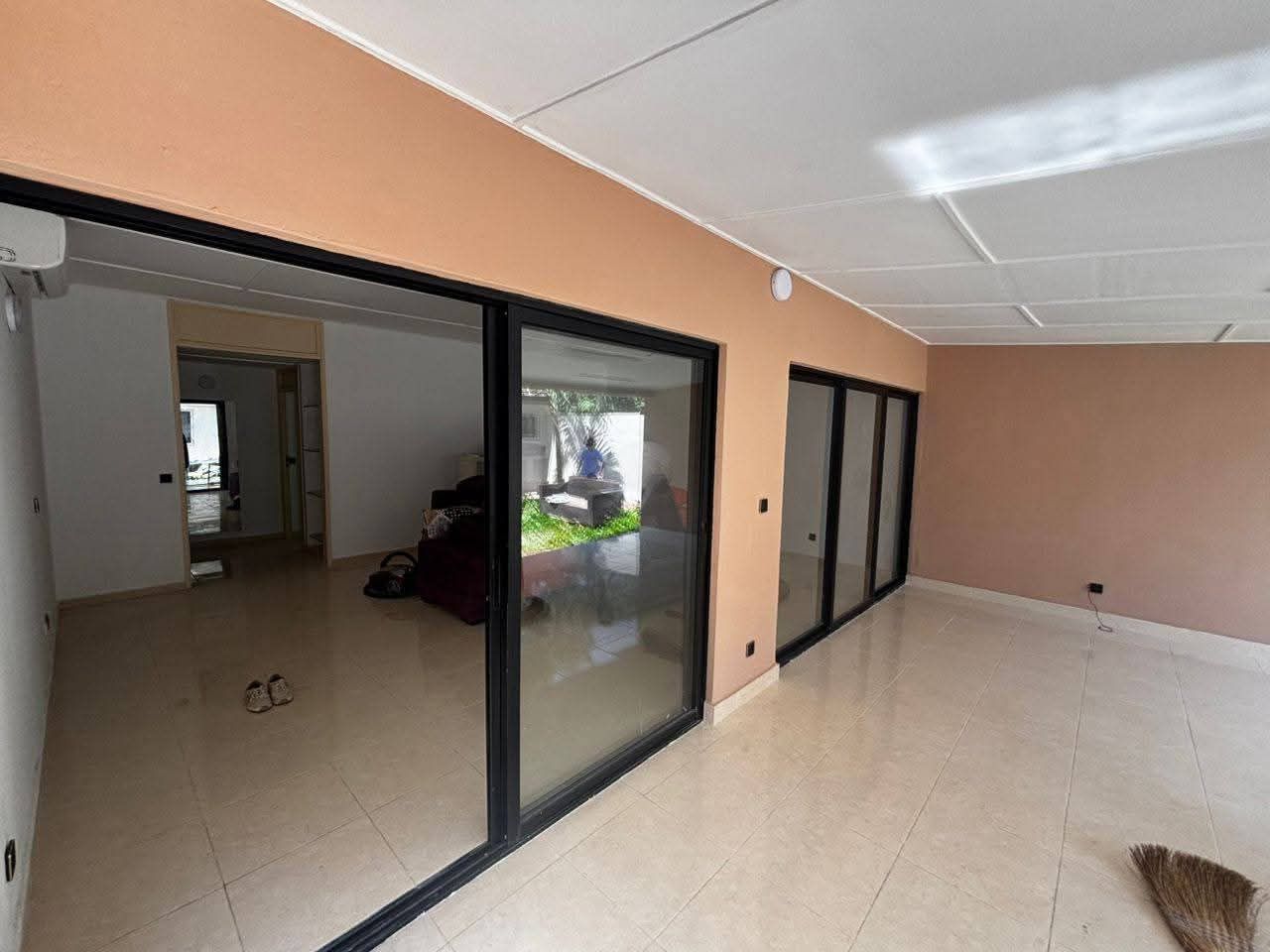 Chic villa basse 5 pièces avec dépendance