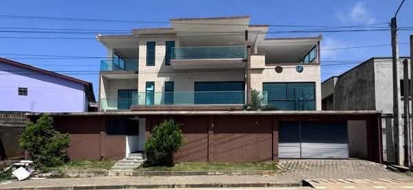 Gigantesque villa triplex haut standing de 10 pièces