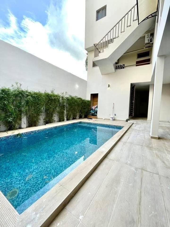 Splendide villa triplex 7 pièces haut standing