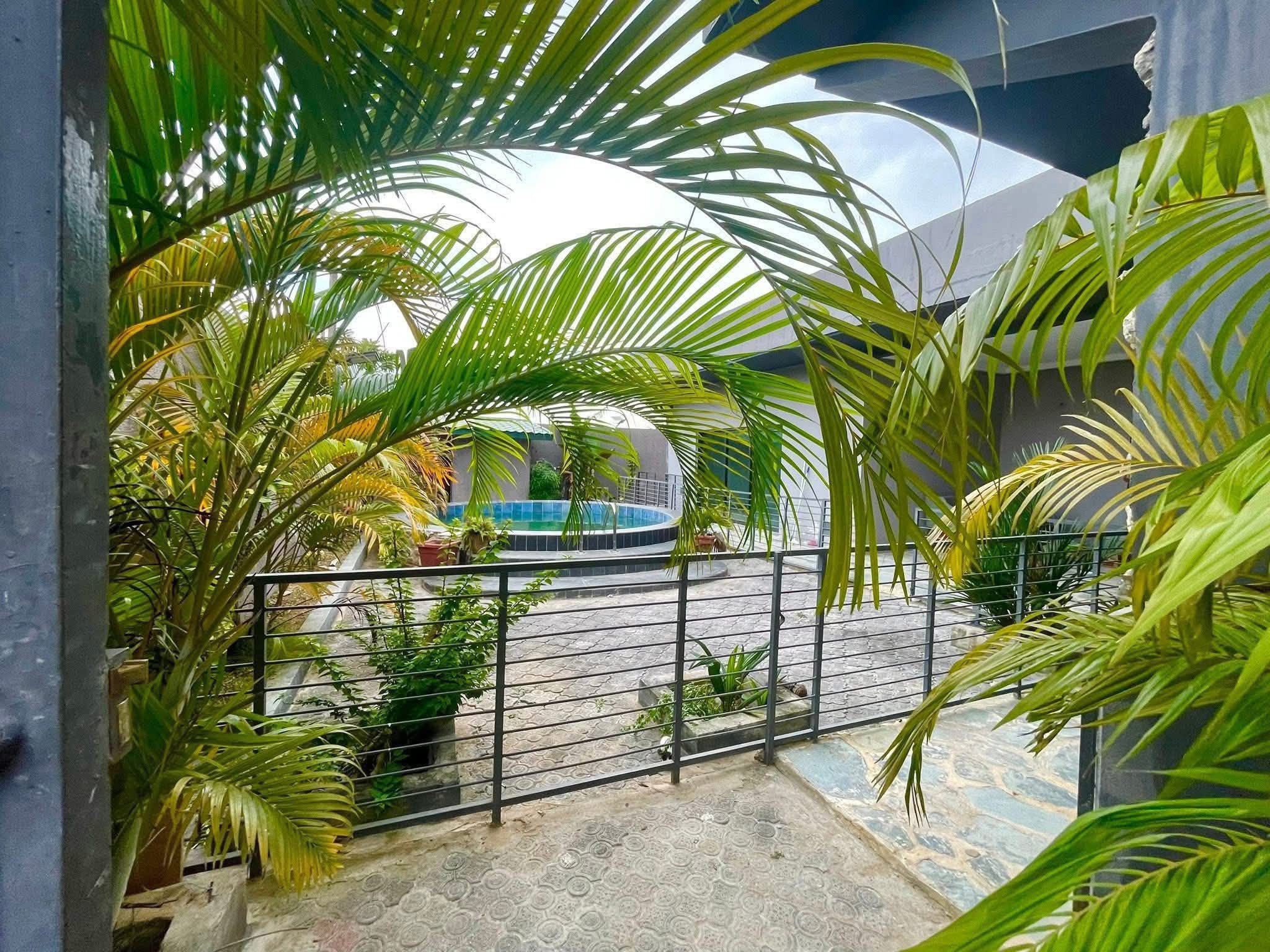 Grosse villa basse 5 pièces haut standing avec une dépendance et ACD