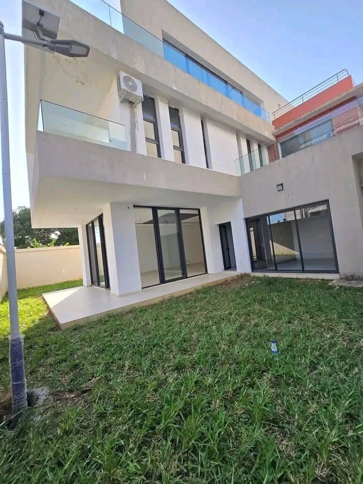 Villa triplex 8 pièces jamais habitée